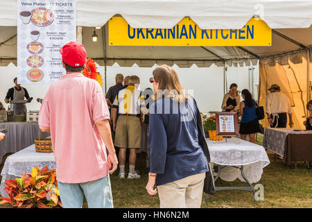 Silver Spring, Stati Uniti d'America - 17 Settembre 2016: Ucraino cucina segno con persone ad acquistare cibo tradizionale al festival Foto Stock