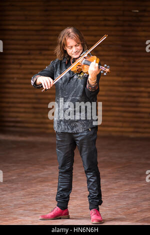 Silver Spring, Stati Uniti d'America - 17 Settembre 2016: Vasyl Popadiuk virtuoso suona il violino durante il festival ucraino prestazioni Foto Stock