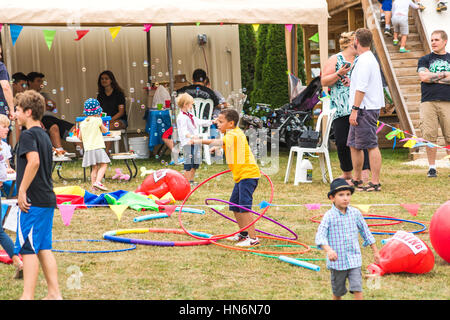 Silver Spring, Stati Uniti d'America - 17 Settembre 2016: bambini che giocano con le bolle con la macchina e hula hoops al parco giochi Foto Stock