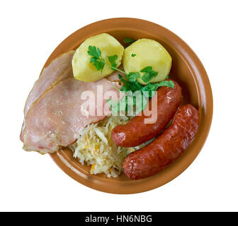 Choucroute garnie alsaziana famosa ricetta per preparare i crauti con salsicce e altri salumi Foto Stock