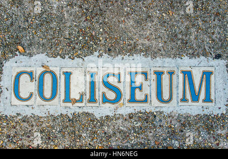 Blu smorzati Coliseum parola testo sul terreno in piastrella da asfalto Foto Stock