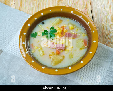 Arrosto di mais e patate - zuppa cremosa zuppa di mais con prosciutto e patate Foto Stock