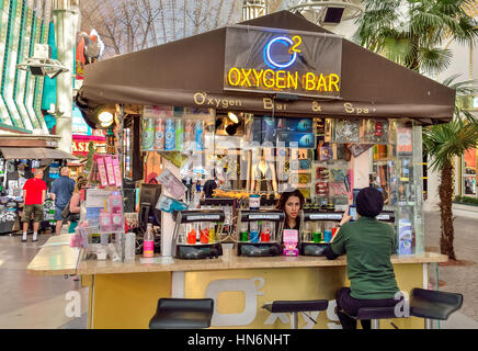 Las Vegas, Stati Uniti d'America - 9 Maggio 2014: Ossigeno bar con persone sulla striscia di Fremont nella città vecchia Foto Stock