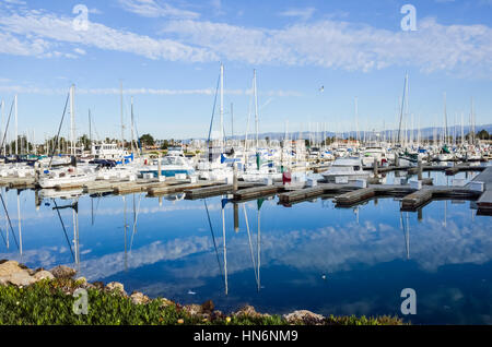 Barche di dock e la marina con la riflessione al porto di Oxnard in California Foto Stock