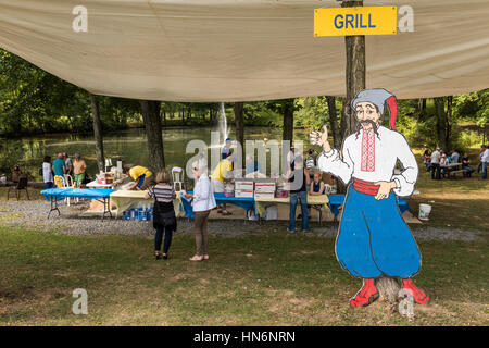 Silver Spring, Stati Uniti d'America - 17 Settembre 2016: tagli di cosacco uomo con grill segno e area picnic al festival ucraino Foto Stock