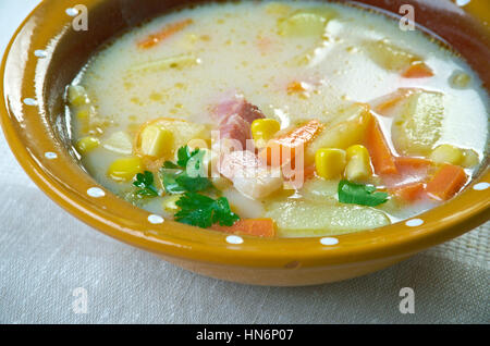 Arrosto di mais e patate - zuppa cremosa zuppa di mais con prosciutto e patate Foto Stock