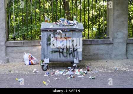 Kiev, Ucraina - 25 Maggio 2013: traboccante dumpster sporca con cestino sul terreno Foto Stock