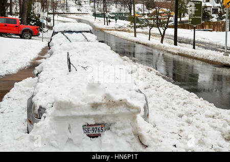 Charlottesville, Stati Uniti d'America - 6 Marzo 2013: JPA street con un sacco di neve accatastati sulle vetture dopo la tempesta di neve Foto Stock