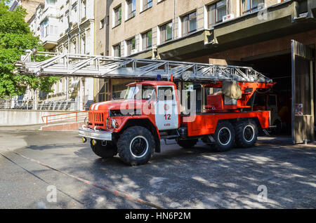 Kiev, Ucraina - 25 Maggio 2013: Ucraino firetruck azionamento dalla stazione con scaletta o gru Foto Stock