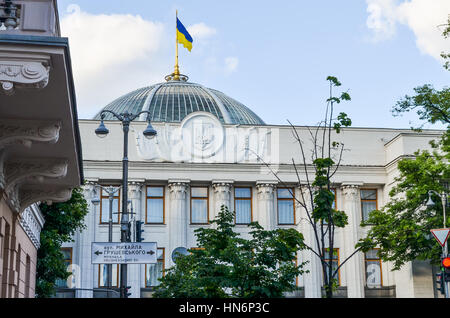 Kiev, Ucraina - 25 Maggio 2013: Parlamento ucraino edificio chiamato Verhovna Rada con bandiera Foto Stock