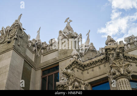 Kiev, Ucraina - 25 Maggio 2013: Casa con Chimaeras o Horodecki House edificio Art Nouveau nel centro cittadino con doccione Foto Stock