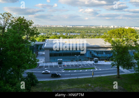 Kiev, Ucraina - 25 Maggio 2013: elicottero atterraggio sul tetto per presidente nel centro cittadino Foto Stock