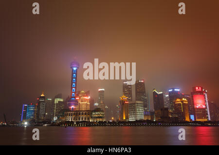 Twilight girato con la skyline di Shanghai e il fiume Huangpu, Cina Foto Stock