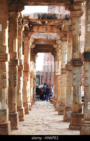 Colonne di Quwwat-Ul-islam moschea, Qutb Minar complesso, New Delhi, (foto Copyright © Saji Maramon) Foto Stock