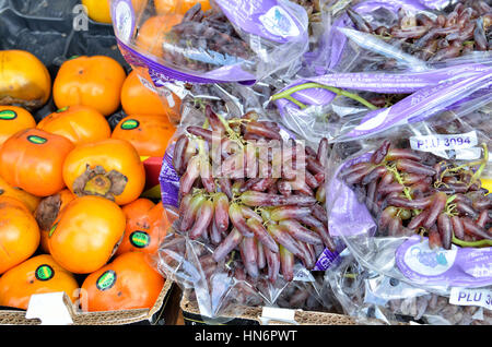 Montreal, Canada - 26 Luglio 2014: display di frutta di cachi e strega dita o la Lacrima uve Jean-Talon al mercato degli agricoltori Foto Stock