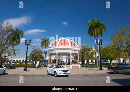 Cienfuegos, Cuba - Gennaio 28, 2017: Jose Marti Park, la piazza principale di Cienfuegos (Patrimonio Mondiale UNESCO), Cuba. Cienfuegos, capitale di Cienfuegos Foto Stock