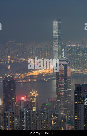 Vista su Hong Kong dal Victoria Peak, ICC e lo skyline del distretto centrale si trova al di sotto del picco a notte, Hong Kong, Cina Foto Stock