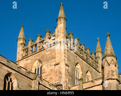 Chiesa abbaziale a Dunfermline Abbey con Re Roberto Bruce scritte sulla torre Dunfermline Fife Scozia Scotland Foto Stock