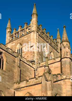 Chiesa abbaziale a Dunfermline Abbey con Re Roberto Bruce scritte sulla torre Dunfermline Fife Scozia Scotland Foto Stock