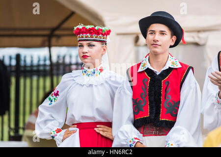 Silver Spring, Stati Uniti d'America - 17 Settembre 2016: due Ukraina Scuola di Danza Ensemble teens da Toronto, Canada vestita in rosso tradizionale embroide ucraino Foto Stock