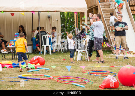 Silver Spring, Stati Uniti d'America - 17 Settembre 2016: bambini che giocano con le bolle con la macchina e hula hoops al parco giochi Foto Stock