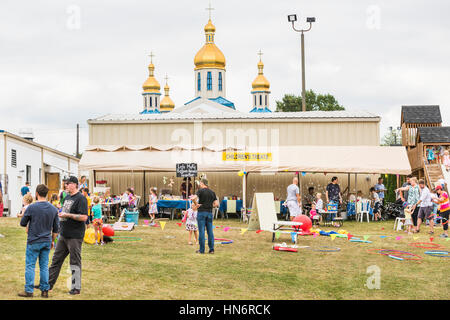 Silver Spring, Stati Uniti d'America - 17 Settembre 2016: bambini che giocano con le bolle con la macchina e hula hoops al parco giochi a Washington xiv festival ucraino Foto Stock