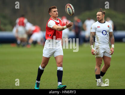 L'Inghilterra del Henry Slade (sinistra) durante la sessione di formazione presso la struttura Pennyhill Park, Bagshot. Foto Stock