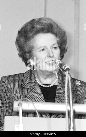 Rt. L'on. Margaret Thatcher, ex primo ministro britannico, parla in occasione di una conferenza tenutasi a Londra il 1 luglio 1991. Lei è stato il primo ministro da 1979-1990. Foto Stock