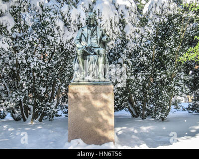 Charlottesville, Stati Uniti d'America - 3 Dicembre 2009: coperta di neve Thomas Jefferson statua presso la University of Virginia in inverno Foto Stock