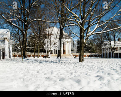 Charlottesville, Stati Uniti d'America - 3 Dicembre 2009: nevicata sul prato dell università di Virginia con rotonda con il vecchio a cupola bianco Foto Stock