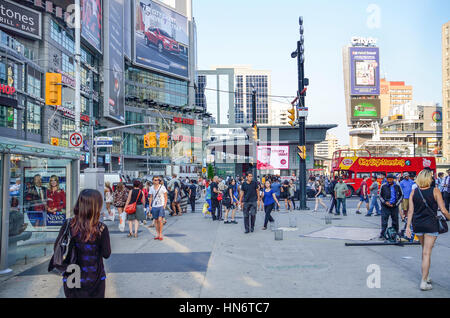 Toronto, Canada - 22 Luglio 2014: Yonge-Dundas Square, o Dundas Square, nel centro cittadino con molte persone Foto Stock