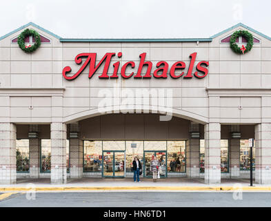 Reston, Stati Uniti d'America - 31 dicembre 2016: Michaels storefront con segno rosso e la gente a piedi da ingresso del negozio Foto Stock