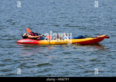 Washington DC, Stati Uniti d'America - 12 Aprile 2015: persone in tandem kayak in appoggio e guardando il telefono sul fiume Potomac Foto Stock