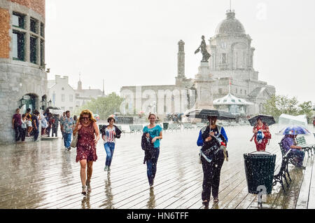 La città di Quebec, Canada - 27 Luglio 2014: folla di persone tenendo fuori gli ombrelli e passeggiate in heavy rain per dufferin terrace boardwalk street vicino alla chat Foto Stock