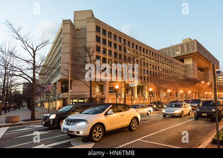 Washington DC, Stati Uniti d'America - 29 dicembre 2016: FBI Federal Bureau of Investigation sede su Pennsylvania Avenue con auto Foto Stock