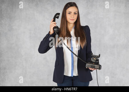 Business donna ascolta al telefono con un cliente Foto Stock