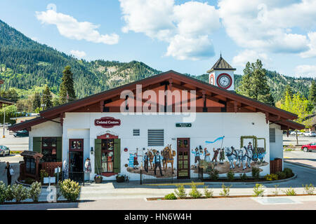 Leavenworth, Stati Uniti d'America - 30 Aprile 2016: villaggio bavarese shop nello stato di Washington chiamato Twisted Couture e Starbucks Foto Stock