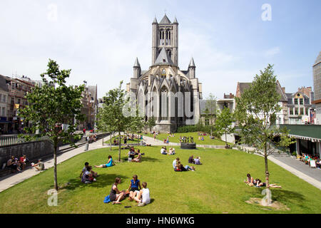 GHENT, Belgio - giu 18, 2013: vista sul St Bavos Cattedrale di Gent. La città è un comune situato nella regione fiamminga del Belgio. Foto Stock