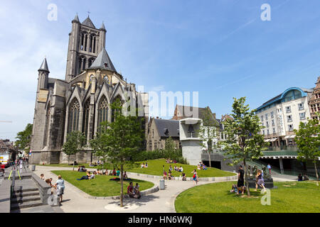 Gand - Jun 18: Vista sul St Bavos Cattedrale di Gent Giugno 18, 2013 a Gand, Belgio. La città è un comune situato nella regione fiamminga di Foto Stock