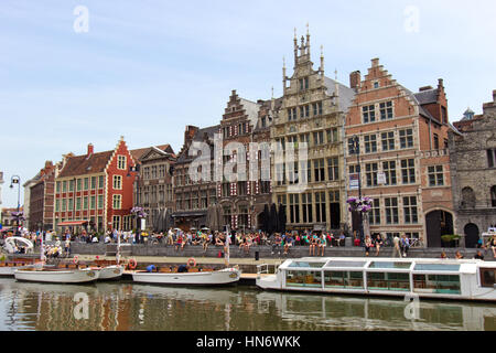 Gand - Jun 18: studenti e turisti nel centro storico di Gent con case a capanna lungo il canale in Gent Giugno 18, 2013 a Gand, Belgio Foto Stock