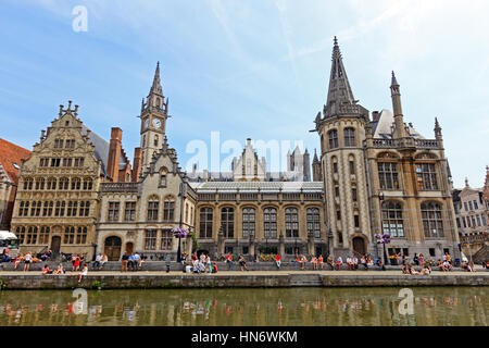 GENT - Jun 18: studenti e turisti nel centro storico di Gent con case a capanna lungo il canale in Gent Giugno 18, 2013 a Gent, Belgio Foto Stock