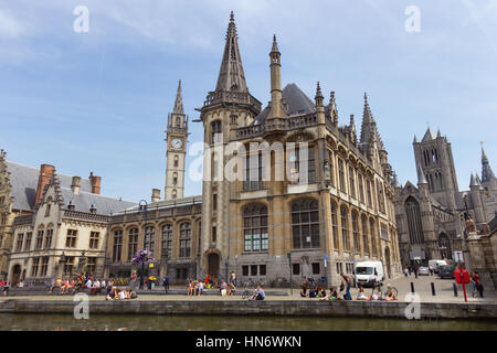 Gand - Jun 18: studenti e turisti nel centro storico di Gand lungo il canale in Gent Giugno 18, 2013 a Gand, Belgio. La città e un munici Foto Stock
