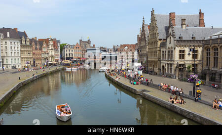 Gand - Jun 18: studenti e turisti nel centro storico di Gent con case a capanna lungo il canale in Gent Giugno 18, 2013 a Gand, Belgio Foto Stock