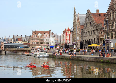 GENT - Jun 18: studenti e turisti nel centro storico di Gent con case a capanna lungo il canale in Gent Giugno 18, 2013 a Gent, Belgio Foto Stock