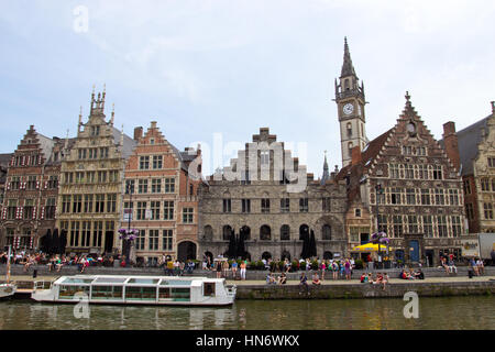 GENT - Jun 18: studenti e turisti nel centro storico di Gent con case a capanna lungo il canale in Gent Giugno 18, 2013 a Gent, Belgio Foto Stock