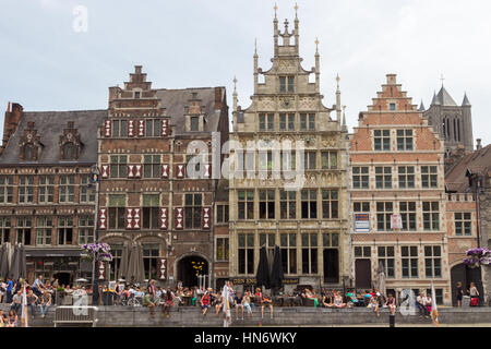 GENT - giu 18, 2013: studenti e turisti nel centro storico di Gent con case a capanna lungo il canale. Foto Stock