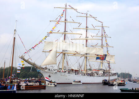 AMSTERDAM, Paesi Bassi - 19 agosto 2015: Polacco tallship Dar Mlodziezy nel Mare del Nord Canal enroute ad Amsterdam per particiate della vela 2015 Foto Stock