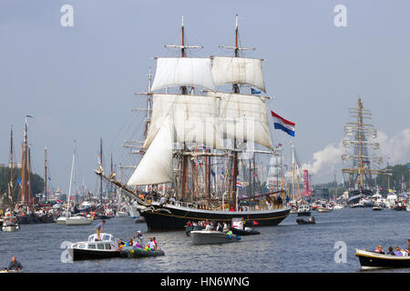 AMSTERDAM, Paesi Bassi - 19 agosto 2015: la nave a vela Morgenster nel Mare del Nord Canal enroute ad Amsterdam per particiate della vela 2015 anche Foto Stock