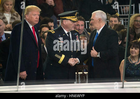 Stati Uniti Presidente Donald Trump, Vice Presidente Mike Pence, E DEGLI STATI UNITI Capo di Stato Maggiore dell Esercito Milley Mark guarda 58th inaugurazione presidenziale sfilata dalla Casa Bianca Revisione Stand 20 Gennaio 2017 a Washington, DC. (Foto di PO2 Dominique A. Pineiro/DoD via Planetpix) Foto Stock