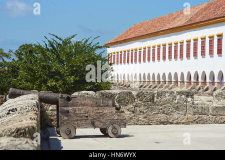 Spagnolo storico edificio coloniale, ora occupato dal Museo Navale, nella vecchia città di Cartagena de Indias in Colombia. Foto Stock